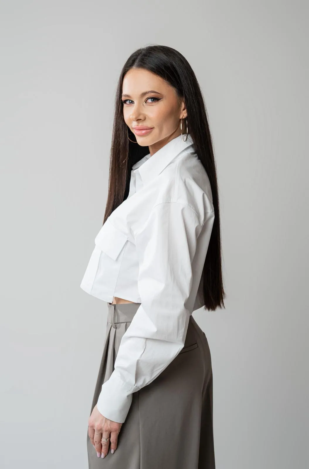 Iulia Duma, portret din profil, în cămașă albă